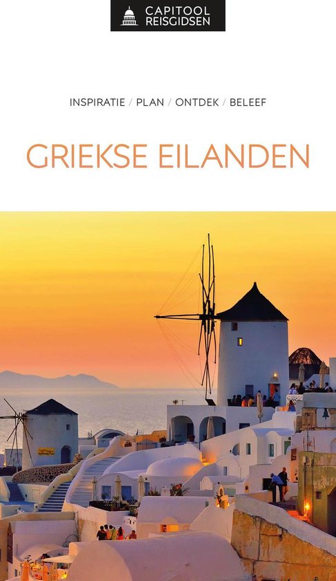 Griekse eilanden met witte huisjes, molens en zee bij zonsondergang.