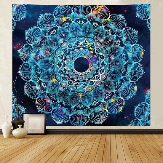 Blauw mandala wandtapijt 200 x 150 cm hangend aan een muur boven een houten vloer en fotolijst.