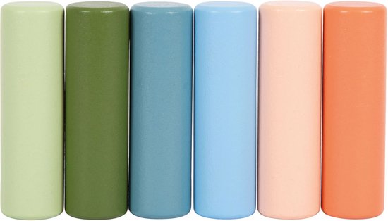 Zes houten cilinders in pastelkleuren: lichtgroen, groen, blauwgroen, lichtblauw, roze en oranje.