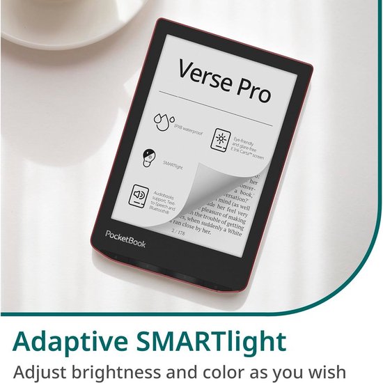 Een rode PocketBook Verse Pro e-reader ligt naast een kop koffie, met informatie over waterdichtheid, SmartLight en audioboeken.