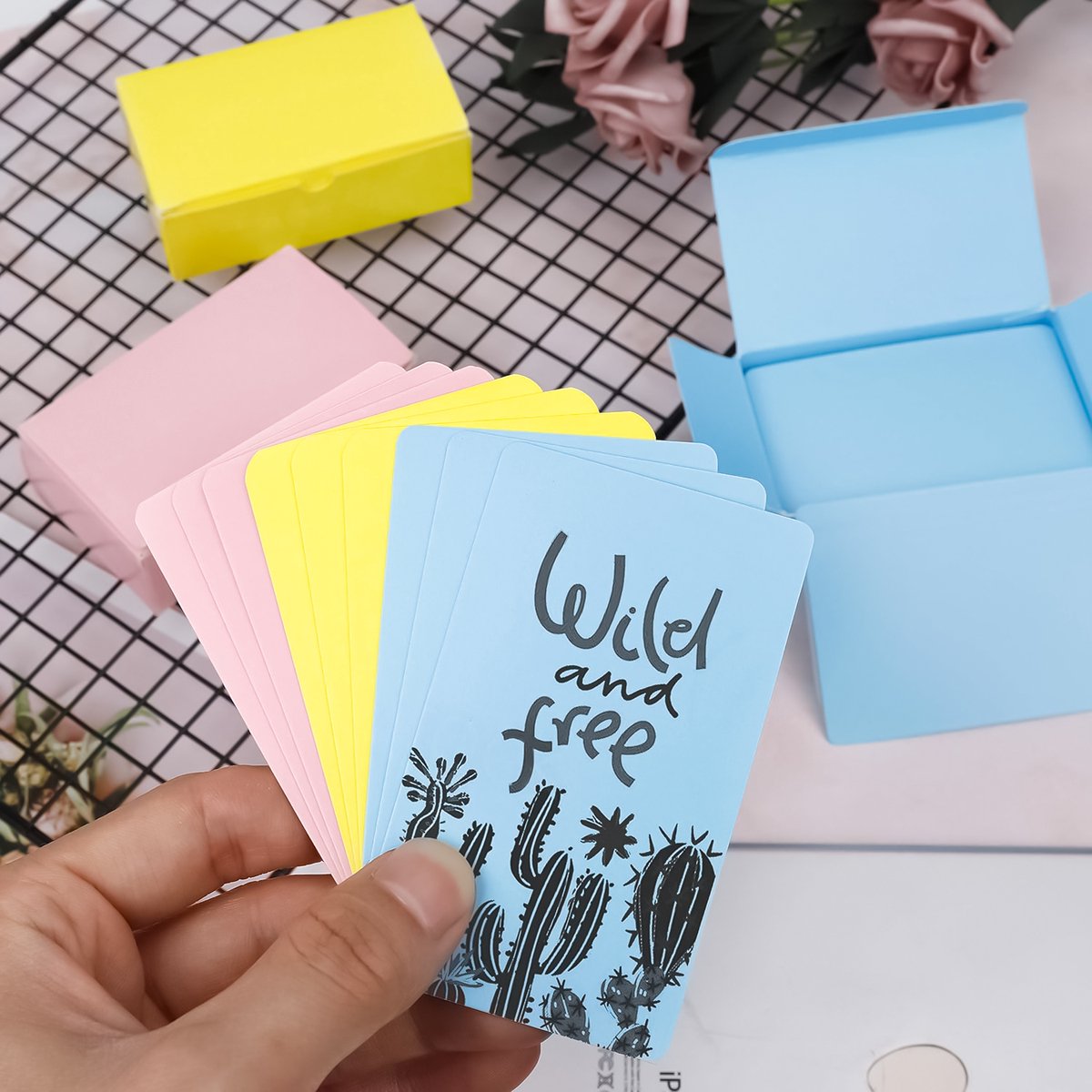 300 Stuks Blanco Mini Kraft Kaarten met 20 Klikringen & Papier Gaatjestang - Flashcards in Bewaarbox - Systeemkaarten Ringen - Karton Flitskaarten - Kraftpapier Cadeaulabels/ Bedankt Kaartjes - Lege Wenskaarten\Naamkaartjes - Kleine Verjaardagskaart — cadeau in Hobby - foto 8
