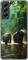 Telefoonhoesje Geschikt voor Samsung Galaxy S21 FE hoesje - Olifant - Water - Bomen - Groen - Dieren - Siliconen Telefoonhoesje