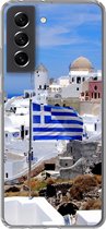 Geschikt voor Samsung Galaxy S21 FE hoesje - Vlag van Griekenland tussen de witte huisjes - Siliconen Telefoonhoesje