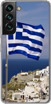 Geschikt voor Samsung Galaxy S22 hoesje - Vlag Griekenland bij een dorp - Siliconen Telefoonhoesje