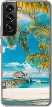 Geschikt voor Samsung Galaxy S22 hoesje - Strand - Palmboom - Zee - Siliconen Telefoonhoesje