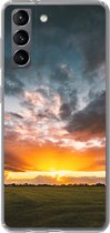 Geschikt voor Samsung Galaxy S21 hoesje - Zonsondergang boven een weiland in Nederland - Siliconen Telefoonhoesje