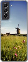Geschikt voor Samsung Galaxy S21 FE hoesje - Een molen met bloemen - Siliconen Telefoonhoesje