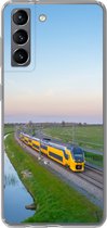 Geschikt voor Samsung Galaxy S21 hoesje - Een trein rijdt door een landschap - Siliconen Telefoonhoesje