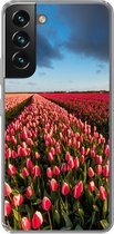 Geschikt voor Samsung Galaxy S22 hoesje - Kleurrijke tulpen in Nederlands landschap - Siliconen Telefoonhoesje