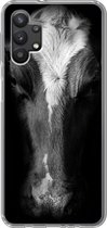 Geschikt voor Samsung Galaxy A32 5G hoesje - Portretfoto koe op zwarte achtergrond in zwart-wit - Siliconen Telefoonhoesje