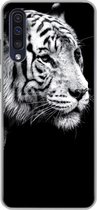 Geschikt voor Samsung Galaxy A30s hoesje - Studio shot witte tijger op zwarte achtergrond in zwart-wit - Siliconen Telefoonhoesje
