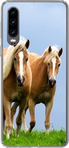 Geschikt voor Huawei P30 hoesje - Paarden - Gras - Lucht - Siliconen Telefoonhoesje
