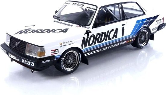 Zijaanzicht van een witte Volvo 240 Turbo raceauto met "NORDICA 1" logo, racestrepen, "VOLVO EUROPE DEALER TEAM" tekst.