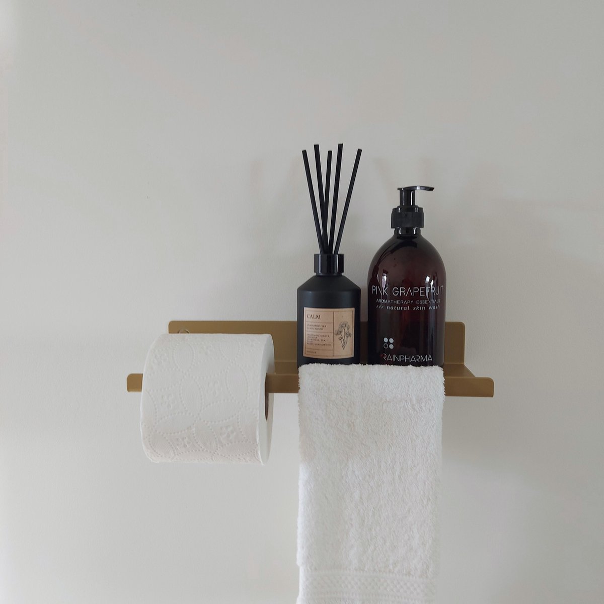Qstiel Qumi links goud - Toiletrolhouder - WC Rolhouder - Toiletpapier houder met plankje - Handdoekhouder - Goud