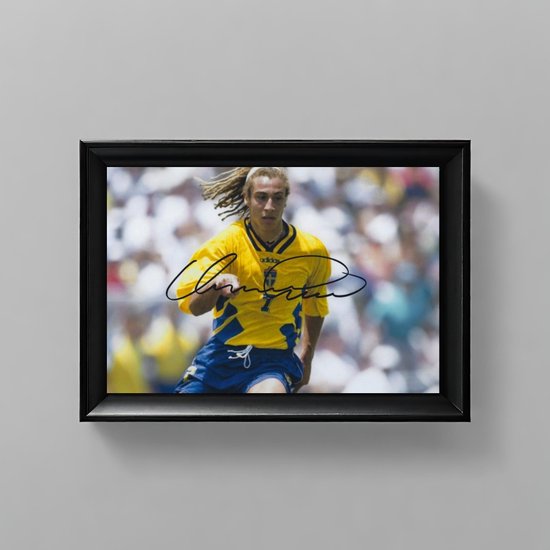 Henrik Henke Larsson Ingelijste Handtekening – 15 x 10cm In Klassiek Zwart Frame – Gedrukte handtekening –Celtic & Feyenoord - Zweede Elftal - WK 1994