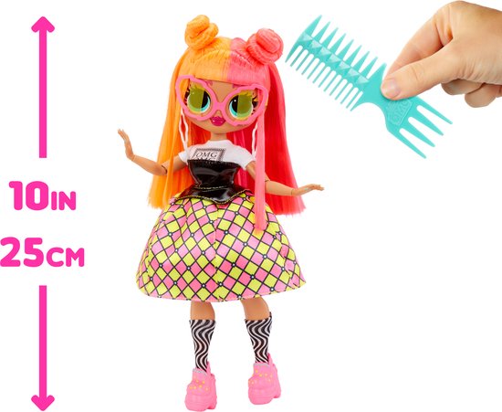 Fashiondoll met oranje-roze haar in knotjes, draagt bril, wit "OMG" shirt en ruitjesrok. Een hand houdt een blauwe kam vast.