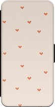 Leuke Telefoonhoesjes - Bookcase hoesje geschikt voor iPhone 14 Pro - Cute hearts - Wallet case met pasjeshouder - Print / Illustratie - Beige