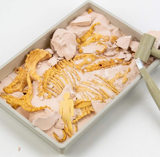 Gele dinosaurus skelet, deels opgegraven uit een steenblok, met een kleine gele menselijke figuur en archeologisch gereedschap.
