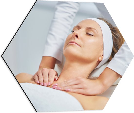 Dibond Hexagon - Vrouw - Spa - Gezichtsbehandeling - Massage - 50x43.5 cm Foto op Hexagon (Met Ophangsysteem)