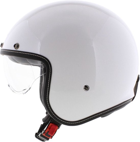 Witte MT Le Mans II helm, driekwart aanzicht, met helder vizier, zwarte randafwerking met witte stiksels en rode sluiting.