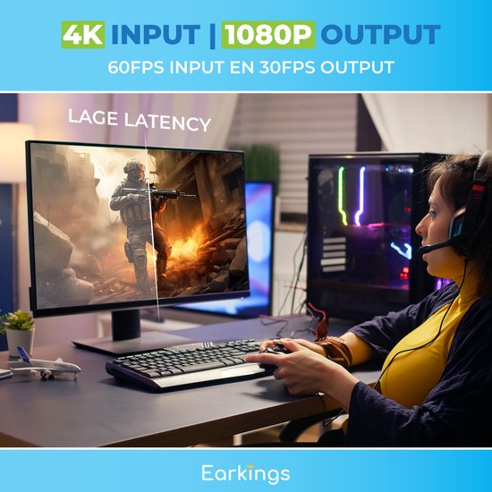 Zwarte HDMI-videokaart. Een vrouw met koptelefoon speelt een spelletje op een computer. De monitor toont een spel met lage latency, 4K input, 1080p output.