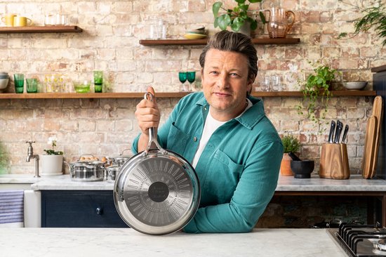 Jamie Oliver toont de onderkant van een RVS koekenpan.