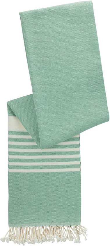 Saliegroene hamamdoek met witte strepen en witte franjes, dubbelgevouwen.