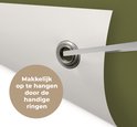 Detail van een groene poster met een oogje en de tekst 'Makkelijk op te hangen door de handige ringen'.