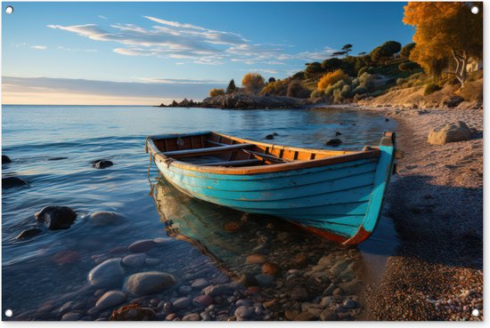Een turquoise boot op een kiezelstrand aan helder water, met bomen op de achtergrond.