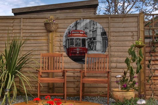 Tuincirkel Zwart-wit foto van een oude rode trein - 60x60 cm - Ronde Tuinposter - Buiten