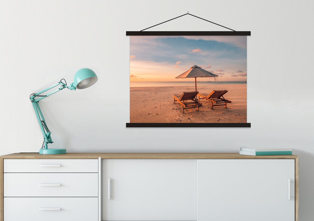 Posterhanger incl. Poster 60x45 cm - Schoolplaat - Strand - Ligbed - Parasol - Textielpost