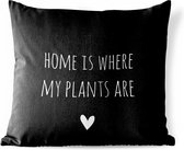 Tuinkussen - Engelse quote "Home is where my plants are" met een hartje tegen een zwarte achtergrond - 40x40 cm - Weerbestendig