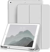 Trifold Phreeze Tablethoes - Geschikt voor iPad 7/8/9 (2019/2020/2021) Hoes - Met Ingebouwde Standaard en Pen Houder - Zilver