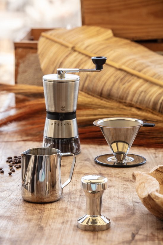 Set van Leopold Vienna met een roestvrijstalen koffiemolen, filterhouder, melkopschuimerkan en tamper.