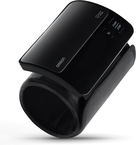 Zwarte OMRON EVOLV bloeddrukmeter met de manchet om de pols, en de 'START/STOP' knop zichtbaar.