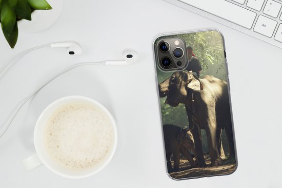Coque iPhone 12 Pro Max - Dresseur d'éléphant avec un éléphant et son bébé dans la forêt - Coque en Siliconen pour téléphone