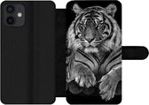 Bookcase Geschikt voor iPhone 12 Mini telefoonhoesje - Sumatraanse tijger op zwarte achtergrond in zwart-wit - Met vakjes - Wallet case met magneetsluiting