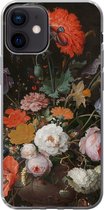 Geschikt voor iPhone 12 hoesje - Stilleven met bloemen en een horloge - Schilderij van Abraham Mignon - Siliconen Telefoonhoesje