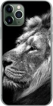 Geschikt voor iPhone 11 Pro hoesje - Leeuw tegen zwarte achtergrond in zwart-wit - Siliconen Telefoonhoesje