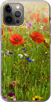 Geschikt voor iPhone 13 Pro hoesje - Lente - Bloemen - Rood - Klaproos - Gras - Groen - Siliconen Telefoonhoesje