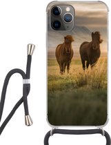 Hoesje met koord Geschikt voor iPhone 13 Pro - Paarden - Lucht - Gras - Siliconen - Crossbody - Backcover met Koord - Telefoonhoesje met koord - Hoesje met touw