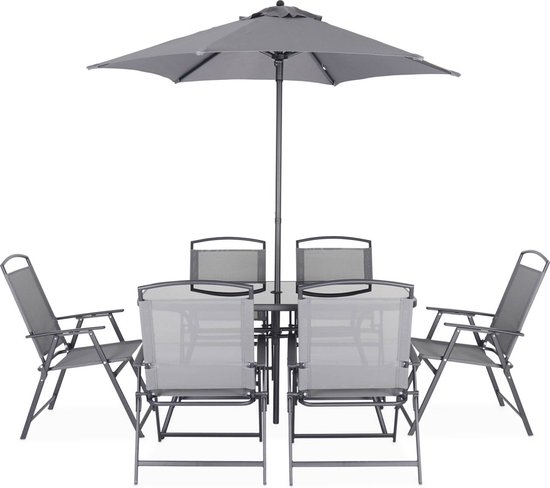 Grijze tuinset met tafel, zes stoelen en een gesloten parasol.