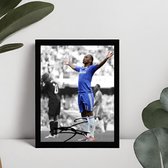 Didier Drogba Kunst - Gedrukte handtekening - 10 x 15 cm - In Klassiek Zwart Frame - Voetbal - Football Art - Chelsea FC Legend - Goal Celebration