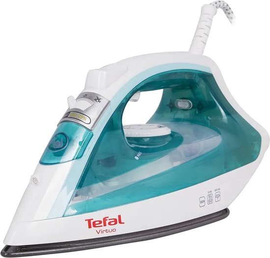Wit Tefal Virtuo strijkijzer met turkoois waterreservoir en grijze zool, gezien vanuit een hoek.
