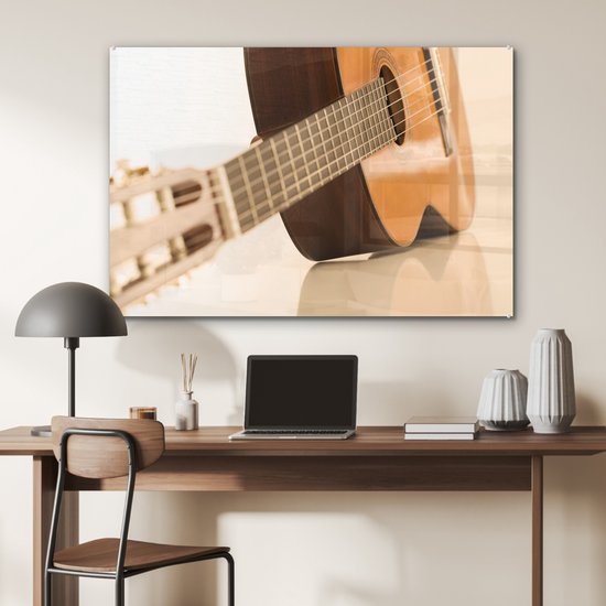 Une guitare acoustique se trouve sur le côté Plexiglass 90x60 cm - Tirage photo sur Glas (décoration murale en plexiglas)