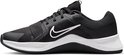 Zwarte Nike MC Trainer 2 sportschoen voor dames met witte zool en swoosh.