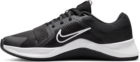 Zwarte Nike MC Trainer 2 sportschoen voor dames met witte zool en swoosh.