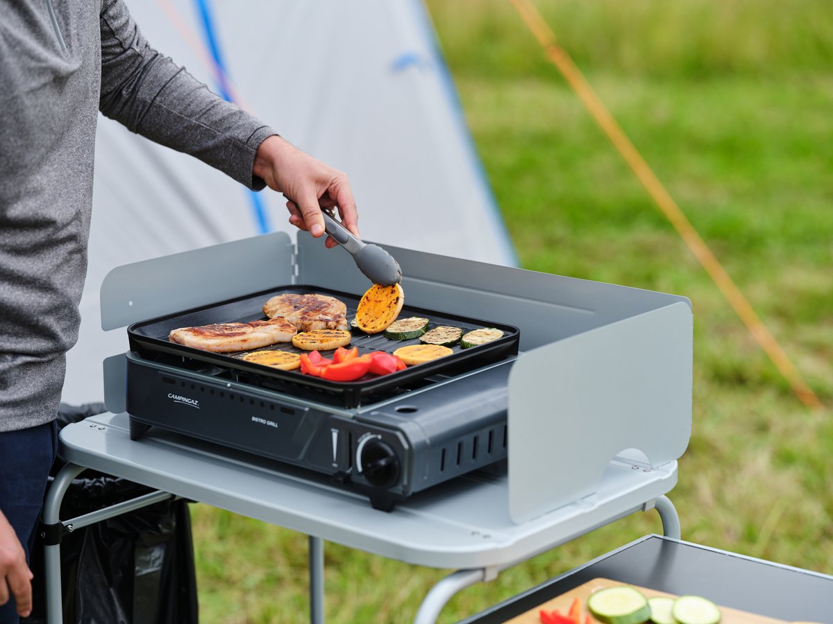 Draaibare worsttang van roestvrij staal met wielen voor koken op de