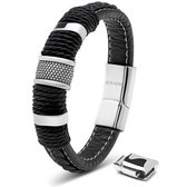 Zwarte gevlochten lederen armband met zilverkleurige ringen en een geciseleerd accent, met magneetsluiting.