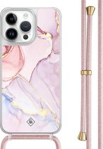 Casimoda® hoesje met rosegoud koord - Geschikt voor iPhone 13 Pro Max - Marmer roze paars - Afneembaar koord - TPU/polycarbonaat - Paars